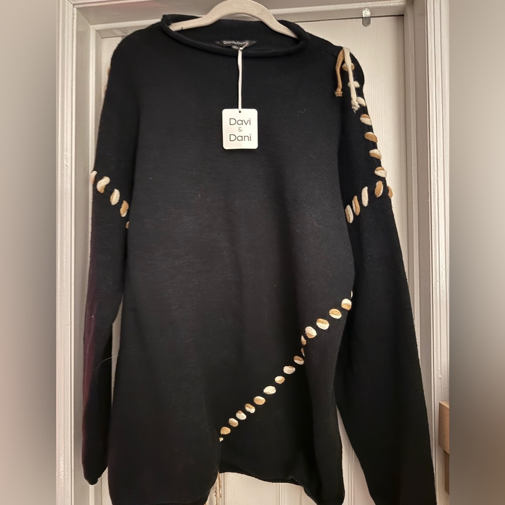 NWT Davi and Dani sweater with whipstitching detail. 2xL